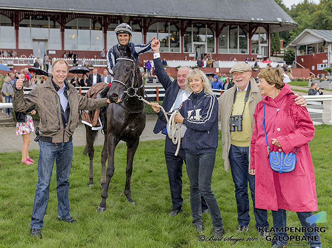 Familien Haugaard tager imod Elektra Art som vinder
af Dansk Oaks 2016. Foto Burt Seeger