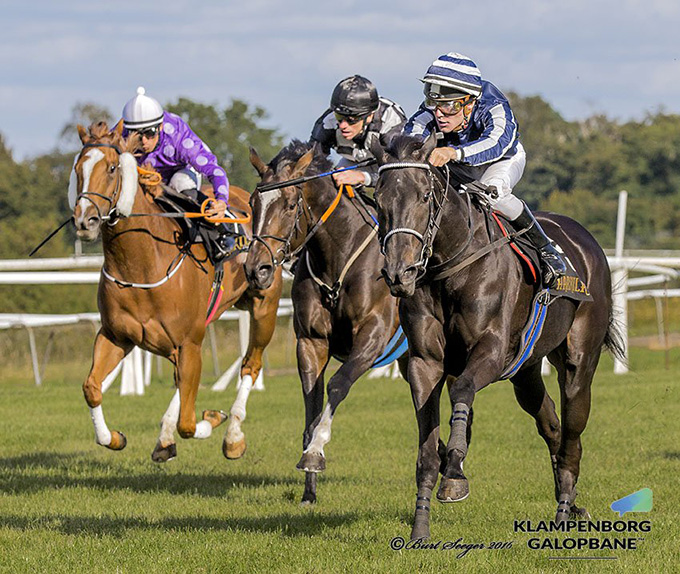 3-årige Elektra Art (IRE) med jockey Oliver Wilson ses her slå
ældre hopper i Sceptre Stakes lørdag den 24. sep. 2016. Foto Burt Seeger