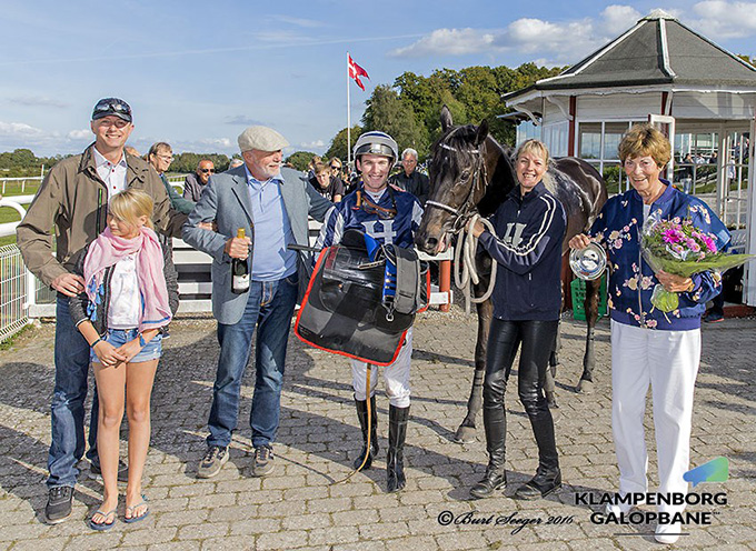 En stolt familien Haugaard ses her for tredje gang med Elektra Art (IRE) i vindercirklen i 2016. 
Jockey Oliver Wilson red et fremragende løb. Foto Burt Seeger