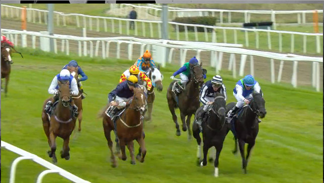 Elektra Art (IRE) i hvide og blå langstribede farver ses her med jockey Oliver Wilson på vej mod endnu en klassisk sejr, denne gang som vinder af Norsk Oaks 2016.  Foto Screenprint fra Rikstoto