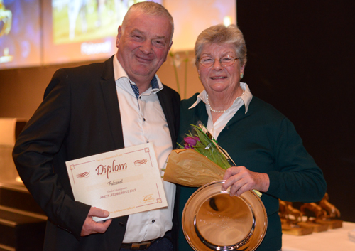 Lone Kaj-Nielsen, ejer af Falconet, modtager en
	velfortjent statuette på vegne af Falconet som Årets Ældre Hest 2015. Foto Lasse Jespersen