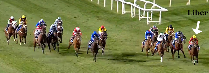 Liber (GB), yderst til højre, fører med ca. 300m til mål, men bliver overhalet, og ender på en 6. plads.  Foto: Screenprint Dubai TV