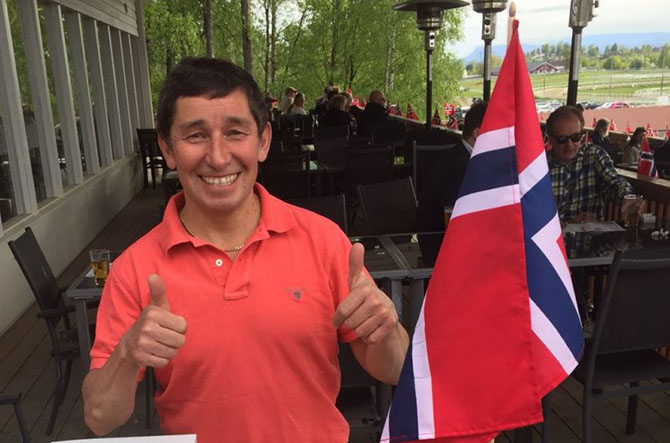 Manuel Santos, Hoku's jockey, gør velfortjent sejrstegn Foto Susanne Springer