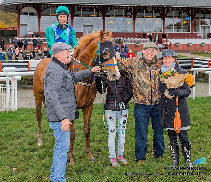 Valde med jockey Marcos Robaldo på vej ind i vindercirklen sammen med Peter, Marianne og  Mads. Foto Burt Seeger