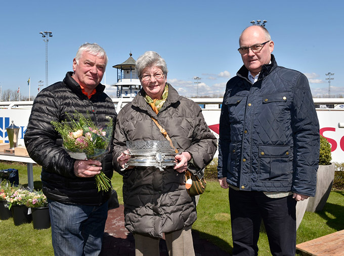 Ejer af Brownie Lone Kaj-Nielsen ses her tage imod ærespræmien efter Brownies (FR) fremragende præstation på Jägersro Galopbane 30. april 2018. Foto Stefan Olsson, Svensk Galopp