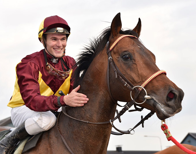 Jockey Oliver Wilson gav Brownie en perfekt rejst i Pramms Memorial på Jägersro Galoppbane, tirsdag den 23. maj 2017. Foto Burt Seeger