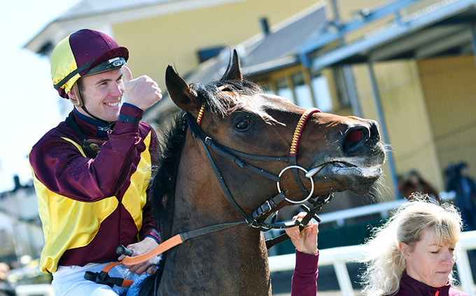 jockey Oliver Wilson efter sejren med Brownie. Foto Burt Seeger