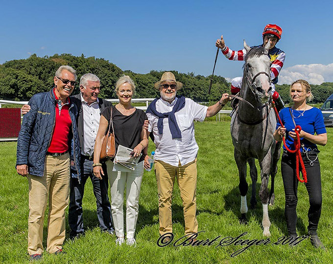 Odessa Racing Club, tager imod Efesos og jockey Elione Chaves som vinder af Klampenborg Classic, lørdag den 15. juli 2017. Foto Burt Seeger