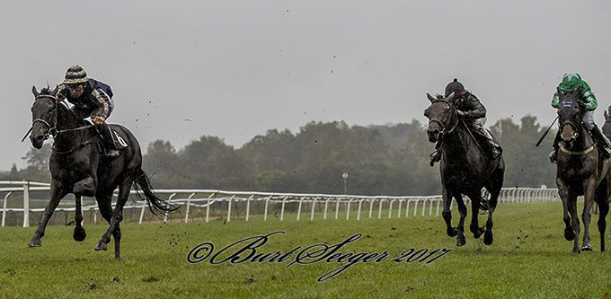 Elektra Art (IRE), ejet af Jens Haugaard, bliver redet til sejr i Sceptre Stakes af jockey Elione Chaves. Foto Burt Seeger