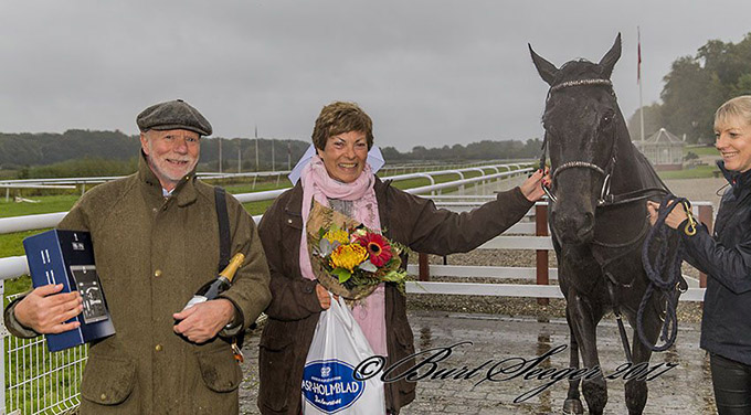 Marianne og Jens Haugaard tager imod 
		Elektra Art (IRE) og jockey Elione Chaves efter hestens sejr i Sceptre Stakes. Foto Burt Seeger