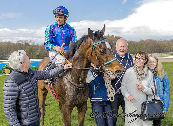 Ejer Kentaur A/S & NVA Racing i vindercirklen med French Warrior (FR) lørdag den 29. april 2017. Foto Burt Seeger