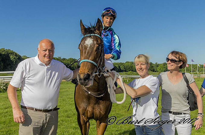 Ejer Kentaur A/S & NVA Racing i vindercirklen med French Warrior (FR) lørdag den 29. april 2017. Foto Burt Seeger