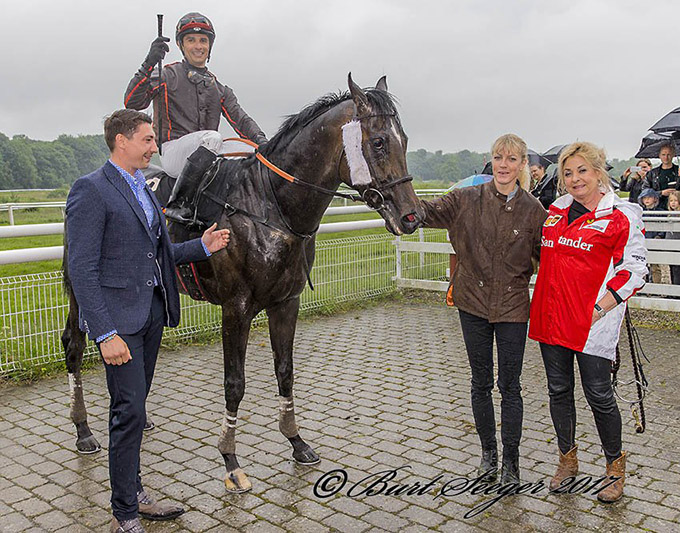 Importen Istan (GB) gør sin debut med bravour på Klampenborg Galopbane søndag den 4. juni 2017, redet af Elione Chaves. Foto Burt Seeger