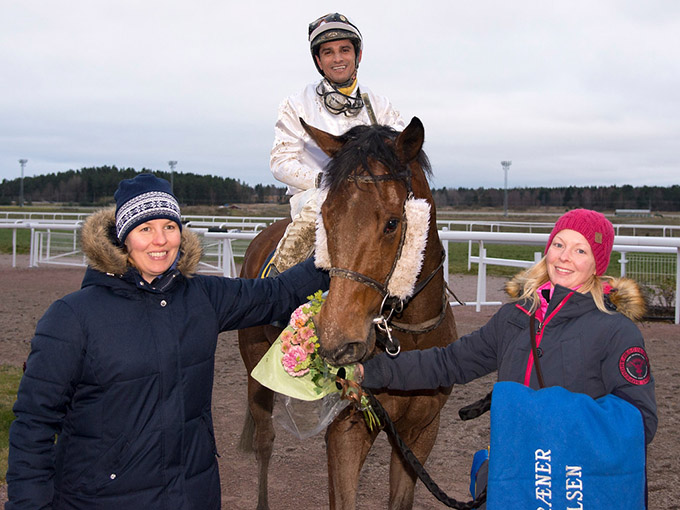 Leonardo og jockey Elione Chaves i vindercirklen på Bro Park, 19. nov. 2017. Foto Elina Björklund, Svensk Galopp