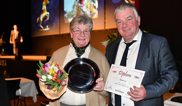 Lone Kaj-Nielsen, ejer af Brownie (FR), 
modtager her diplomet for Brownie (FR) som årets Ældre Hest. Foto Lasse Jespersen