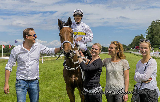 Hjalte og Ida Kjems, ejere og opdrættere af Lucy Liu, foran vindercirklen lørdag den 10. juni 2017 på Klampenborg Galopbane. Marcos Robaldo red hesten til sejr. Foto Burt Seeger
