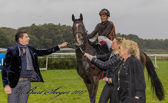 Miintaka (IRE) og jockey Elione Chaves
	modtages af Laila Jeppesen og Marc Elsborg fra Kjeldsbjerggaard på vej mod sejrsceremoni. Foto Burt Seeger