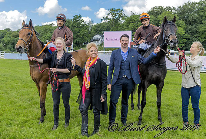 For anden gang indenfor en uge indtager Kjeldsbjerggaard vindercirklen på Klampenborg Galopbane, endog med en dobbeltsejr til 2-årige Monza og Queen Imola. Foto Burt Seeger