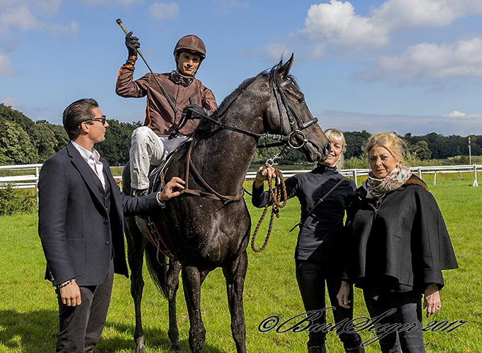 Monza (IRE) med jockey Elione Chaves fotograferet foran
vindercirklen sammen med Marc Elsborg og Laila Jeppesen fra Kjeldsbjerggaard lørdag den 16. sep. 2017. Foto Burt Seeger