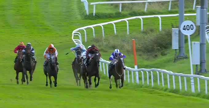 Queen Estoril (IRE) med jockey Elione Chaves på sejrskurs på Øvrevoll 21. sep. 2017. Foto: screendump, Norsk Rikstoto