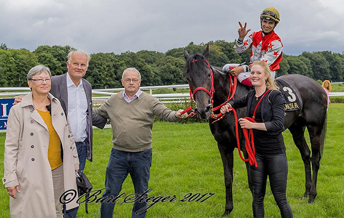 Lene og Berner Olsen tager imod ejet opdræt sammen
med delejer Per Larsson fra Sverige. Det var jockey Elione Chaves tredje sejr på dagen. Foto Burt Seeger