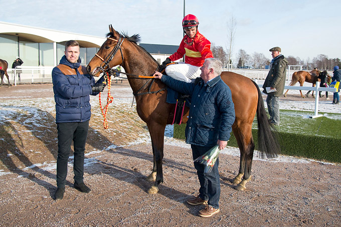 Bent Olsen og trænerkollega Julian McLaren tager imod Sliceoflife og jockey Elione Chaves i vindercirklen på Bro Park søndag den 5. marts 2017. Foto: Elina Björklund, Svensk Galopp