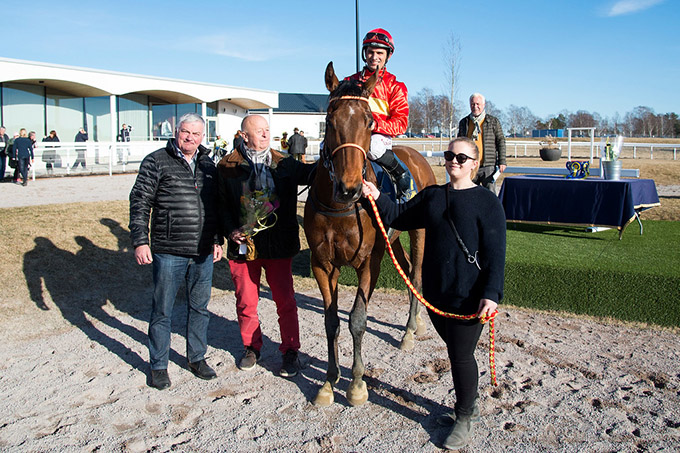 På billedet ses Sliceoflife foran vindercirklen med jockey 
Elione Chaves, Stein Modahl og Bent Olsen, Bro Park søndag den 19. marts 2017. foto Elina Björklund, Svensk Galopp