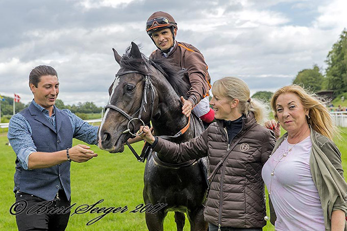 Ventuari (IRE) ses her med jockey Elione Chaves, Marc Elsborg og Laila Jeppesen efter maidensejren på Klampenborg Galopbane 8. juli. Foto Burt Seeger