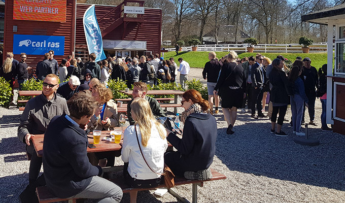 Trængsel foran spille- og madboderne. Foto Styles-OK