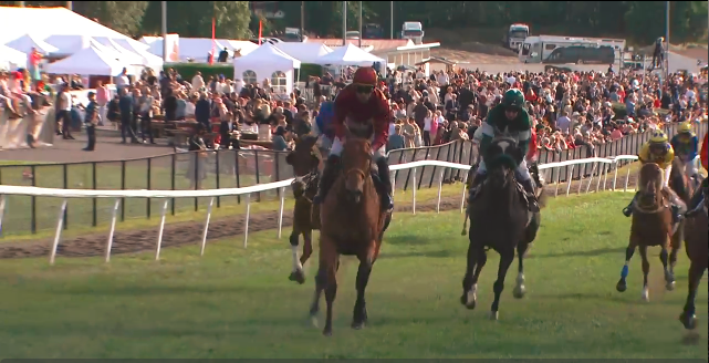 Cabanac (GB) med jockey Elione Chaves
	sætter et flot punktum på den norske derbydag med sejr i dagens sidste løb. Foto screendump Rikstoto