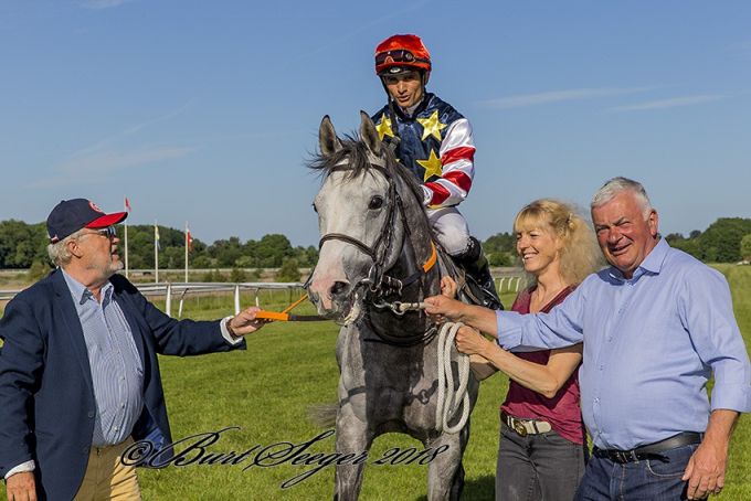 Jes Henneberg fra Odessa Racing Club
	tager imod Efesos og jockey Elione Chaves, Klampenborg 25. maj 2018. Foto Burt Seeger