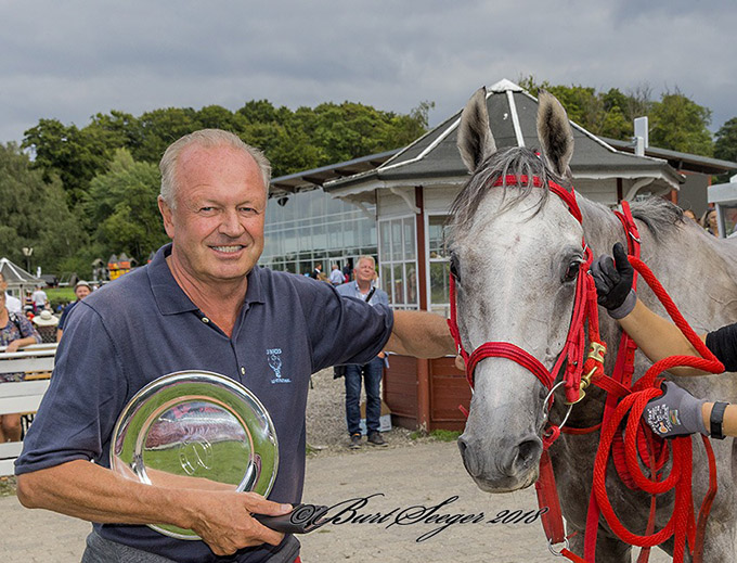 Opdrætter Einar Nagell-Erichsen med Iron Lady, som vandt Dansk Oaks 2018. Foto Burt Seeger