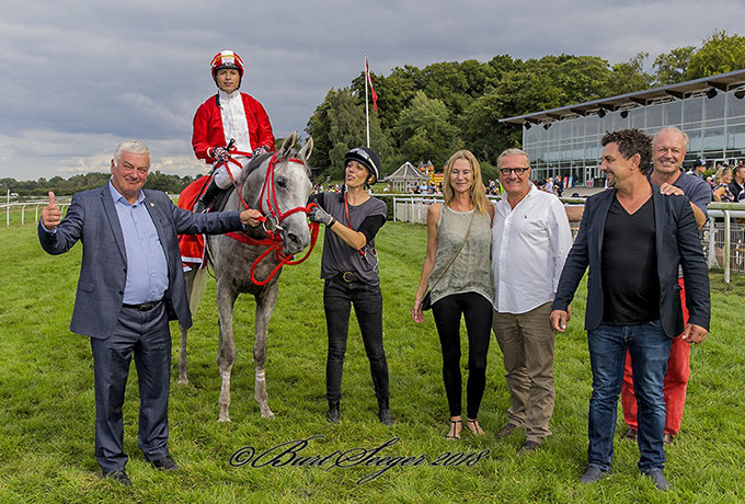 Ejerkredsen bag Iron Lady Iron Lady, I/S Horse Team, ses her foran vindercirklen efter sejr i Dansk Oaks 2018, 2. sep. 2018. Foto Burt Seeger