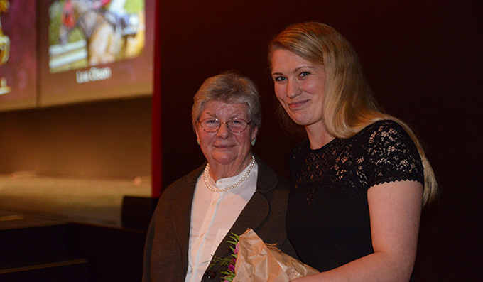 Lea Olsen i selskab med
	Lone Kaj-Nielsen modtager diplom som Årets amatørrytter. Det er niende gang siden 2017. Foto Lasse Jespersen.