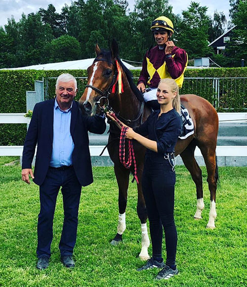 Learn By Heart (GB) og jockey Elione Chaves modtages af træneren
	efter sejren på Øvrevoll onsdag den 13. juni 2018. Foto Øvrevoll