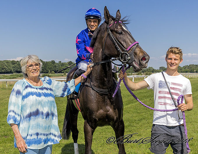 Lene Christiansen modtager
	Miss Riverdance (IRE) og jockey Elione Chaves efter sejren, lørdag den 2. juni 2018, Klampenborg. Foto Burt Seeger