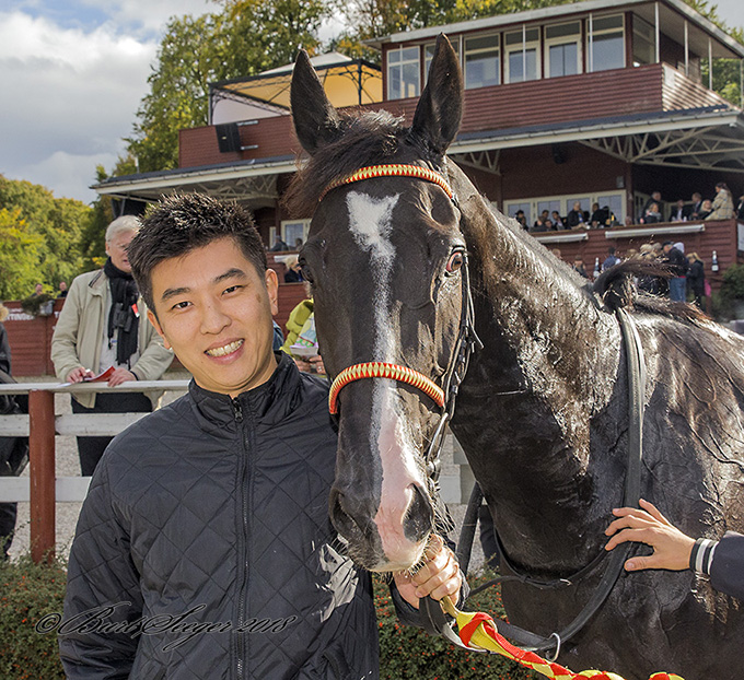 Patric Tsang fra Stald Hong Kong, tager imod Hongkong Honcho (GB) efter sejren på Klampenborg, lørdag den 29. sep. 2018. Foto Burt Seeger
