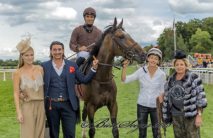 Queen Estoril (IRE) med jockey Elione Chaves
	poserer for fotografen med familien samlet bag Kjeldberggaard ApS, Laila Jeppesen, Marc og Kia Elsborg. Foto: Burt Seeger 