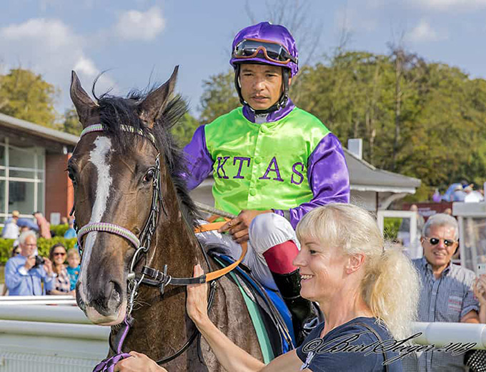 Acapello og jockey Carlos Lopez fotograferet i vindercirklen efter sejr i 2-Års MaidenSerien. Foto Burt Seeger
