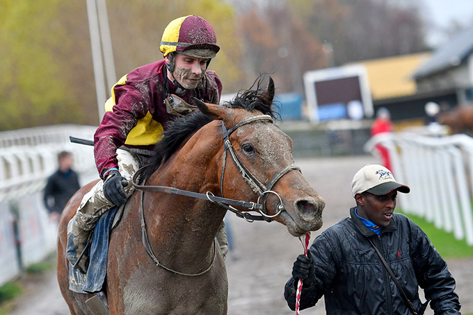 jockey Dale Swift red Cabanac til sejr på Jägersro, onsdag den 20. nov., 2019. Foto Stefan Olsson, Svenskt Galopp
