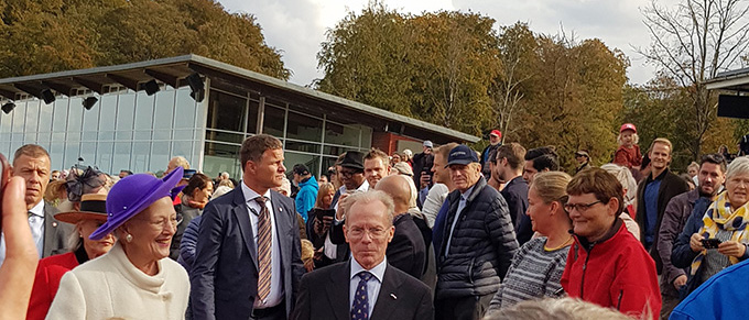 Dronningen blev modtaget af Nick Elsass, formand for Dansk Galop. Foto Ole Henrik Sørensen