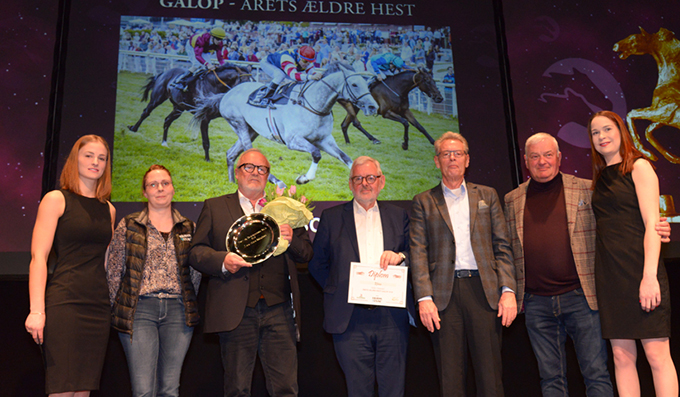 Jes Henneberg fra Odessa Racing Club ses her med blomster 
og ærespræmie, da Efesos bliver kåret som Årets Ældre Hest ved Trav- og Galopsportens Galla 2018