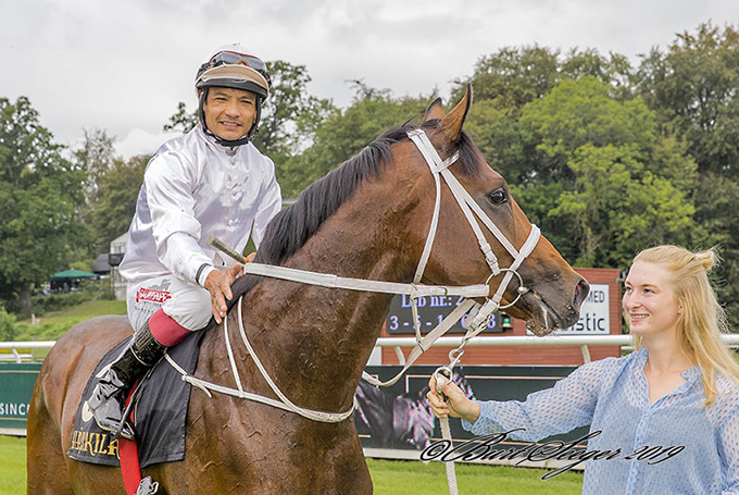 2-årige Laban, ejet af Ingelise og Tony Saunders, indtager vindercirklen 1. sep. 2019 sammen med rytteren, jockey Carlos Lopez. Foto Burt Seeger