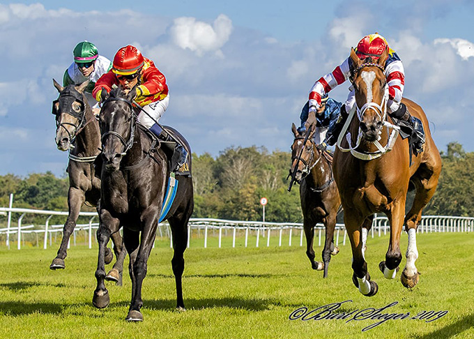 Meringue (IRE) med jockey Carlos Lopez på vej mod sejr i Typoconsult -3-Års Løb. Foto Burt Seeger