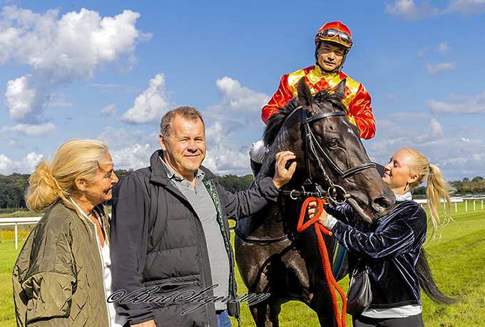 Frank Hansen fra Oluf I. Jensens Gaard ApS
	kan for anden gang indenfor kort tid tage imod Meringue (IRE), igen med jockey Carlos Lopez i sadlen. Foto Burt Seeger