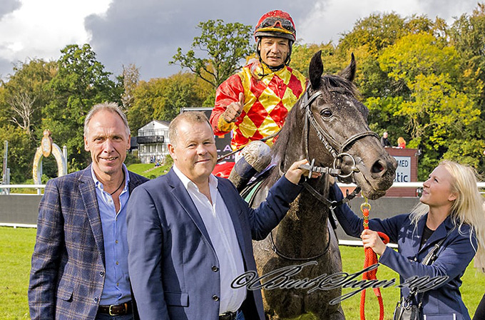 Meringue (IRE) og jockey Carlos Lopez 
	med ny sejr lørdag den 28. sep., Klampenborg. Foto Burt Seeger