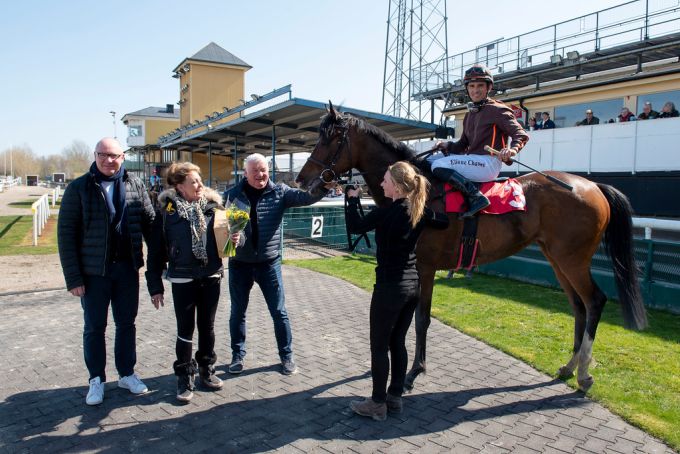 Miintaka (IRE) og jockey Elione Chaves i 
	vindercirklen sammen med Laila Jeppesen, Tom Glæsner og Bent Olsen, Jägersro, onsdag den 17. april 2019. Foto Stefan Olsson, Svensk Galopp