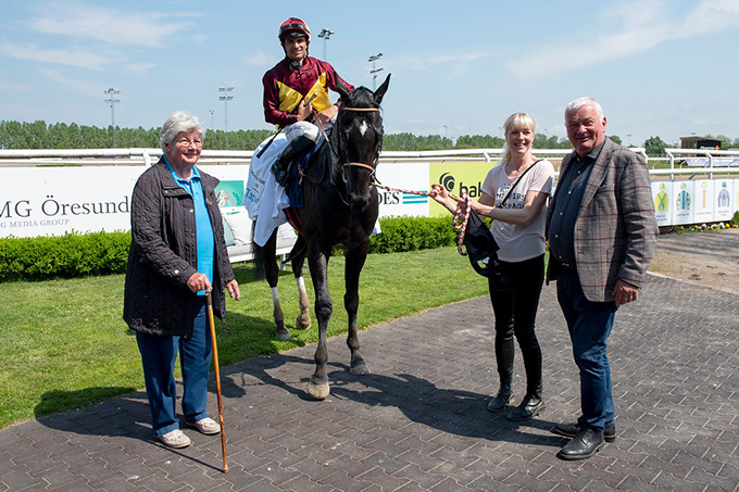 Ejer Lone Kaj-Nielsen og træner Bent Olsen tager imod No Comment med jockey Elione Chaves i vindercirklen, Jägersro, 19. maj 2019. Foto Stefan Olsson, Svensk Galopp