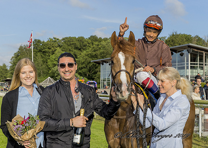 Prince Charming og jockey Carlos Lopez poserer for fotografen Burt Seeger sammen med Kia og Marc Elsborg samt træneren.