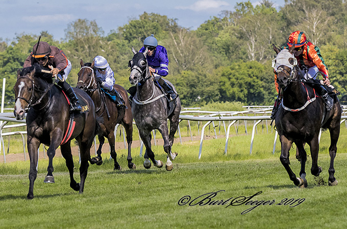Prinsesse Kia (GB) med jockey Elione Chaves aflægger maidentitlen, Klampenborg den 22. juni 2019. Foto Burt Seeger